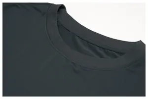 Primer plano del cuello redondo acanalado y tejido de malla transpirable de una camiseta gris