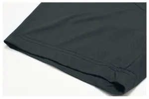 Primer plano del tejido de malla transpirable y de secado rápido de una camiseta deportiva
