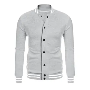 Vue détaillée de face d'une veste d'université en polaire gris clair pour homme à rayures