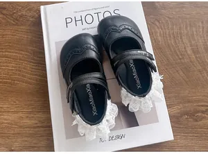 Vue détaillée de chaussures Mary Jane noires pour fillettes avec volants en dentelle