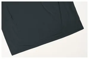 Primer plano de la tela transpirable de secado rápido y dobladillo de camiseta de deporte.