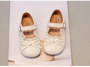 Vue détaillée des chaussures Mary Jane crème pour petites filles avec dentelle et nœud