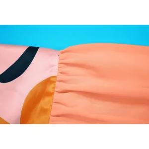 Détail rapproché du chiffon plissé et du satin imprimé sur un cardigan de plage