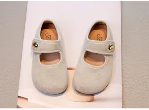 Vue de dessus d'élégantes chaussures Mary Jane en daim beige pour bébé fille chic