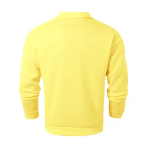 Vista trasera de la sudadera clásica amarilla para hombre con solapa y puños acanalados