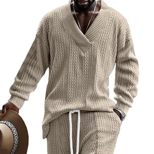 Primer plano de conjunto de jersey de punto trenzado y pantalón beige