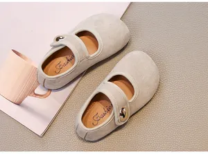 Vue détaillée de babies en daim beige pour bébé avec semelles souples