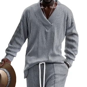 Primer plano de la textura de punto trenzado del jersey gris de hombre con cuello en V.