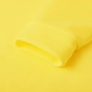 Primer plano del puño acanalado amarillo en una sudadera clásica de hombre de manga larga