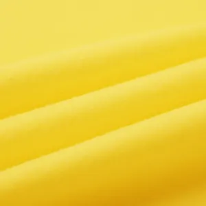 Primer plano de la textura de la tela de forro polar amarillo para sudadera de hombre