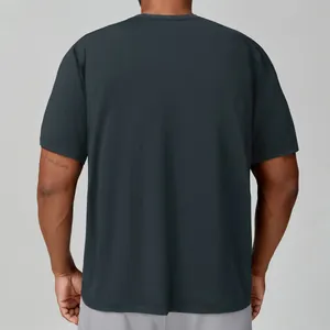 Vista trasera de una camiseta deportiva gris oscuro de secado rápido para hombre