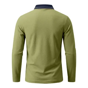 Rückansicht eines langärmeligen olivgrünen Piqué-Poloshirts für Herren mit dunkelblauem Kragen