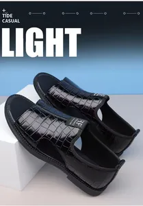 Detailansicht der schwarzen Herren-Römersandalen mit geprägtem Leder und offenem Zeh.