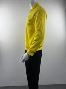 Vista lateral de la sudadera polo amarilla para hombre con cuello en V