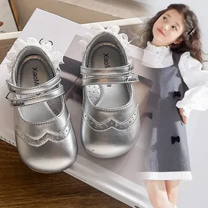 Chaussures bébé en cuir argenté avec bordure en dentelle et semelles souples confort