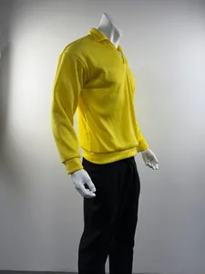 Vista lateral de una sudadera tipo polo amarilla de manga larga para hombre en un maniquí