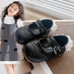 Chaussures Mary Jane en cuir noir pour filles avec bordure en dentelle et semelle souple.