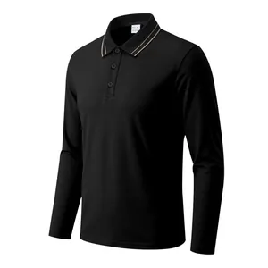 Detailansicht eines schwarzen langärmeligen Poloshirts mit feinem gestreiftem Kragen