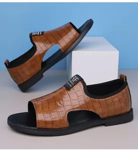 Detailansicht der braun geprägten römischen Herren-Sandalen mit Krokodil-Textur