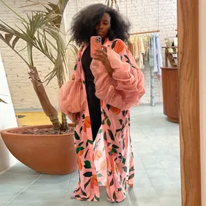 Élégant kimono de plage rose à fleurs avec manches bouffantes pour les vacances