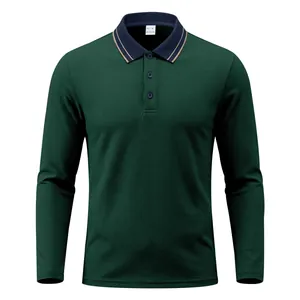 Detailansicht eines dunkelgrünen Piqué-Langarm-Poloshirts mit marineblauem Streifenkragen