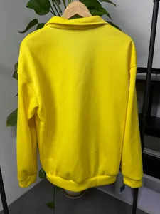 Vista trasera de una sudadera amarilla vibrante para hombre con cuello en percha