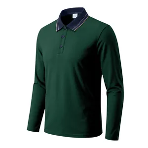 Detail eines dunkelgrünen Piqué-Poloshirts für Herren mit gestreiftem Kontrastkragen