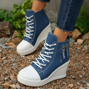 Detailansicht von blauen Denim-Wedge-Sneakern mit Plateausohle und Reißverschluss-Details