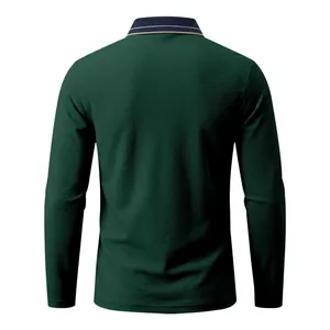 Rückansicht eines dunkelgrünen Herren-Langarm-Polo-Shirts aus Piqué