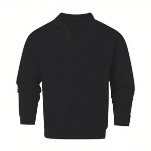 Vista detallada de alta calidad de una sudadera negra para hombre con cuello en V y polo
