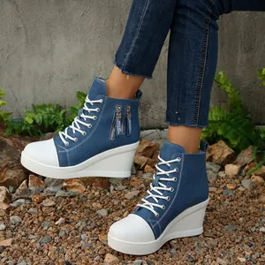 Detailansicht der blauen Denim-High-Top-Canvas-Sneaker für Damen mit dicken Keilabsätzen