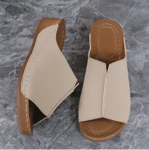 Vista detallada de sandalias de cuña beige para mujer con elegantes costuras en contraste