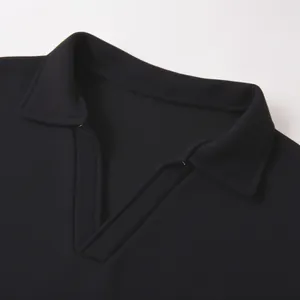 Primer plano del detalle de un cuello polo clásico en V en una sudadera negra para hombre
