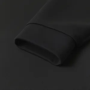 Primer plano macro de la textura del puño acanalado de una sudadera negra para hombre
