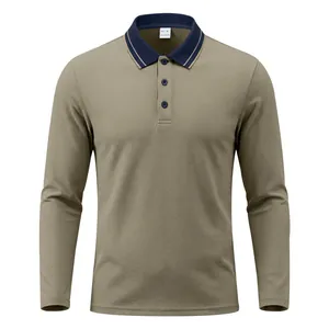 Detailansicht eines khakifarbenen Herren-Langarm-Polo-Shirts mit dunkelblauem Kragen