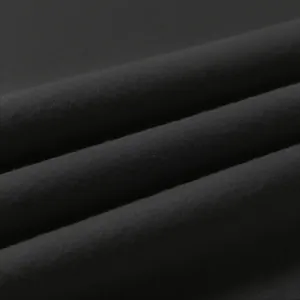 Vista macro detallada del tejido negro de alta calidad para sudadera con textura suave