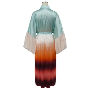 Vue arrière détaillée d'un long cache-maillot satiné avec un design dégradé élégant.