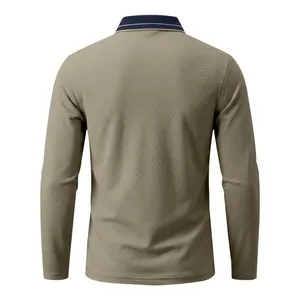 Rückansicht eines langärmeligen Piqué-Poloshirts in Olivgrün mit blauem Kragen
