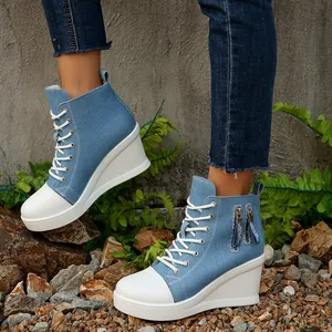 Detailansicht der stylischen blauen Damen-High-Top-Wedge-Sneaker aus Denim mit weißer Gummisohle