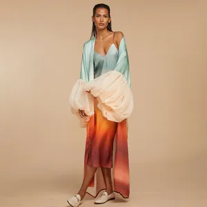 Élégant cache-maillot de plage long en dégradé avec manches bouffantes spectaculaires