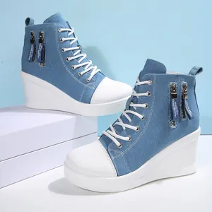 Detailansicht Damen High-Top-Keilsneaker aus blauem Denim mit dicker weißer Sohle