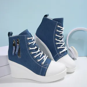 Modische blaue Denim High-Top-Sneaker mit Keilabsatz für Damen und dicken weißen Sohlen