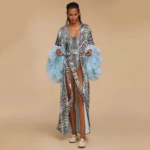 Ensemble de plage zébré avec manches à volants bleu clair pour séjour au soleil