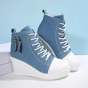 Detailansicht der blauen Denim Keilabsatz Sneaker mit Reißverschlüssen und weißen Sohlen