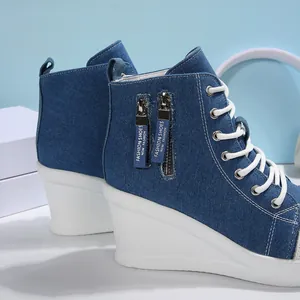 Detailansicht der blauen Denim Keilabsatz Sneaker mit doppeltem Reißverschluss