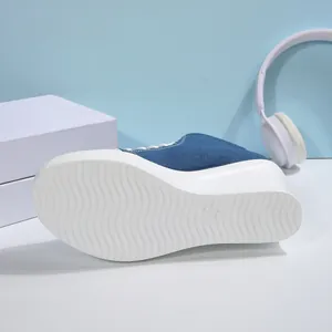 Detailansicht der blauen Damen-Keilsneaker mit weißer, rutschfester Wellensohle.
