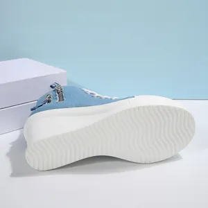 Unteransicht der blauen Denim-Keil-Canvas-Schuhe mit gewellter weißer Sohle
