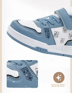 Nahaufnahme blau-weißer Kinder-Skateschuhe mit Schild-Logo und Detailnähten