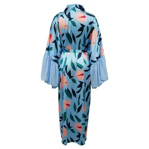 Long kimono de plage élégant à imprimé floral avec manches bouffantes, vue de l'arrière