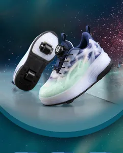 Détail des chaussures à roulettes pour enfants avec système de laçage rotatif et design cosmique